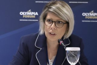 Η Δήμητρα Λυγούρα μιλάει κατά τη διάρκεια του 5ου Olympia Forum, στην Αρχαία Ολυμπία, στις 20 του περασμένου Οκτωβρίου